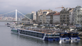 Tetszhalálba süllyed a magyar turizmus, leállnak a szállodahajók