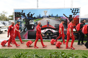 A Ferrari csapatának tagjai mennek haza az Ausztrál Nagydíjról.