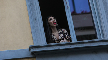 A lezárt Olaszország legújabb népszerű programja az erkélykoncert