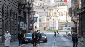 Róma üres utcáin vonult a pápa. Régi járványellenes kegytárgyaknál imádkozott