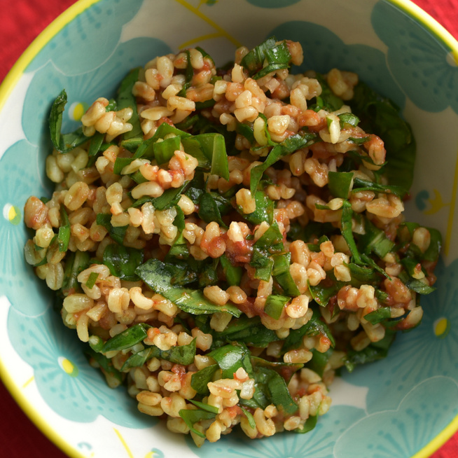 Gazdagon zöldfűszeres saláta medvehagymával és bulgurral – Laktató, mégis könnyű