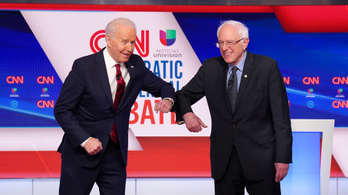 Könyökpuszival indult Biden és Sanders tévévitája, amit a koronavírus dominált