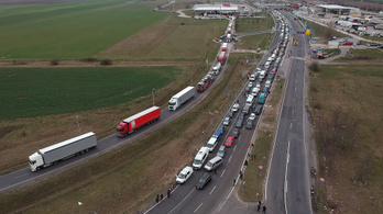 Szerdán egész nap 50 kilométeres dugó volt az osztrák autópályán Magyarország felé