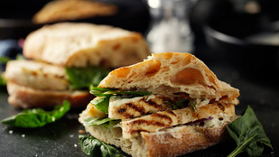 Így lesz elegánsabb a munkahelyi ebéded – csirkés szendvics szarvasgombával
