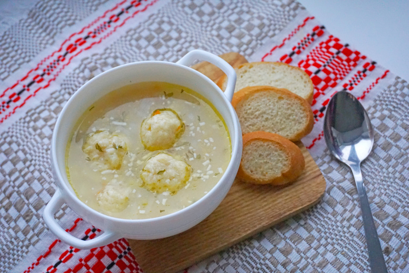 Könnyű, fűszeres sajtgombóc: levesbetét maradék sajtból