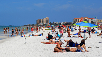 Floridában tömegek heverésznek a parton