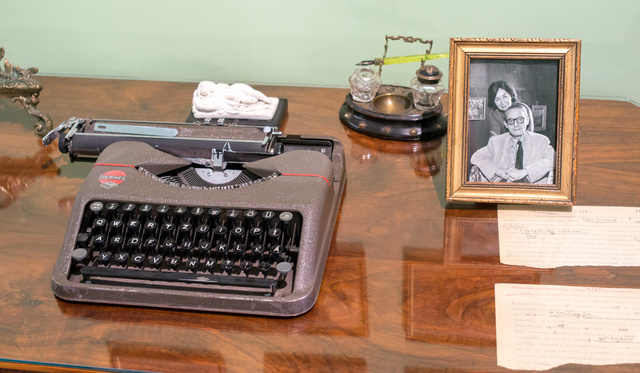 Melyik írónő íróasztala áll ma egy debreceni múzeumban?