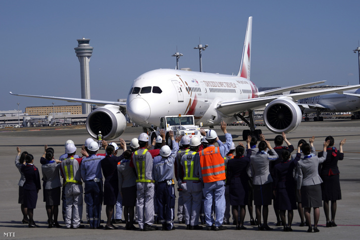 Az ANA és JAL japán légitársaságok Tokyo 2020 Go olimpiai különgépét búcsúztatják Tokió Haneda Nemzetközi Repülõterén 2020. március 18-án. A gép Athénba indul hogy Tokióba a 2020-as nyári olimpia városába szállítsa az olimpiai lángot.
                        