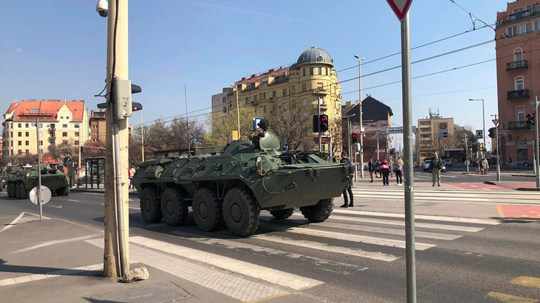 Páncélozott járművek jelentek meg Budapesten, de nem a járvány miatt