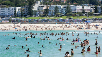 A koronavírus ellenére tömve volt Sydney strandja, most bezárják