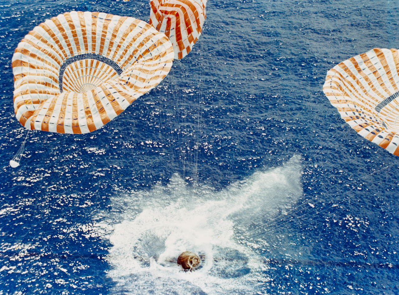 1971. augusztus 7. A parancsnoki modul szerencsésen landolt a Csendes-óceán közepén, Honolulutól nagyjából 500 kilométerre. Bár nem veszélyeztette a három űrhajós életét, a NASA illetékesei nem örültek annak, hogy a három ejtőernyő közül az egyik nem működött rendesen (a fotón a középső). 