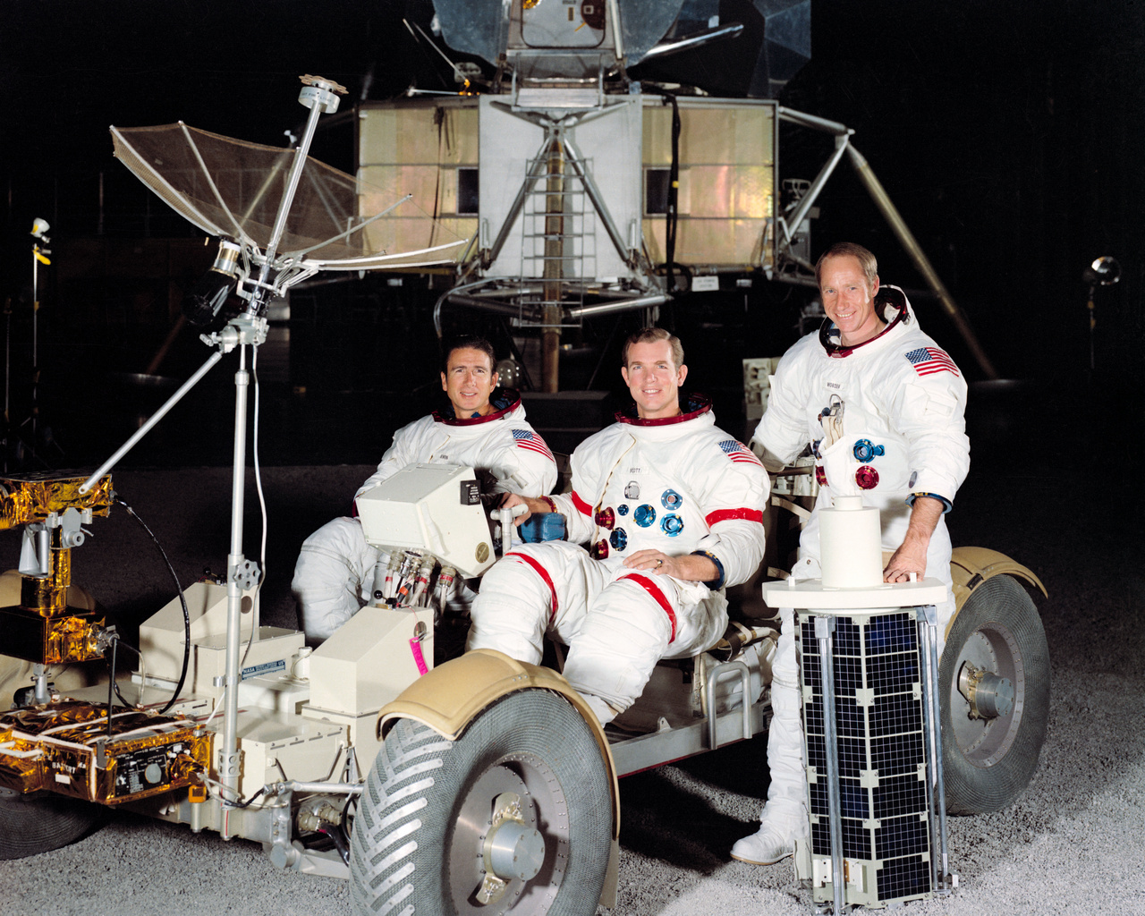 1971. március: hivatalos beállított NASA-csoportkép az Apollo-15 legénységéről és az első holdautóról. Balról jobbra: James B. Irwin, holdkomppilóta, David R. Scott, parancsnok és Alfred M. Worden, parancsnokimodul-pilóta.