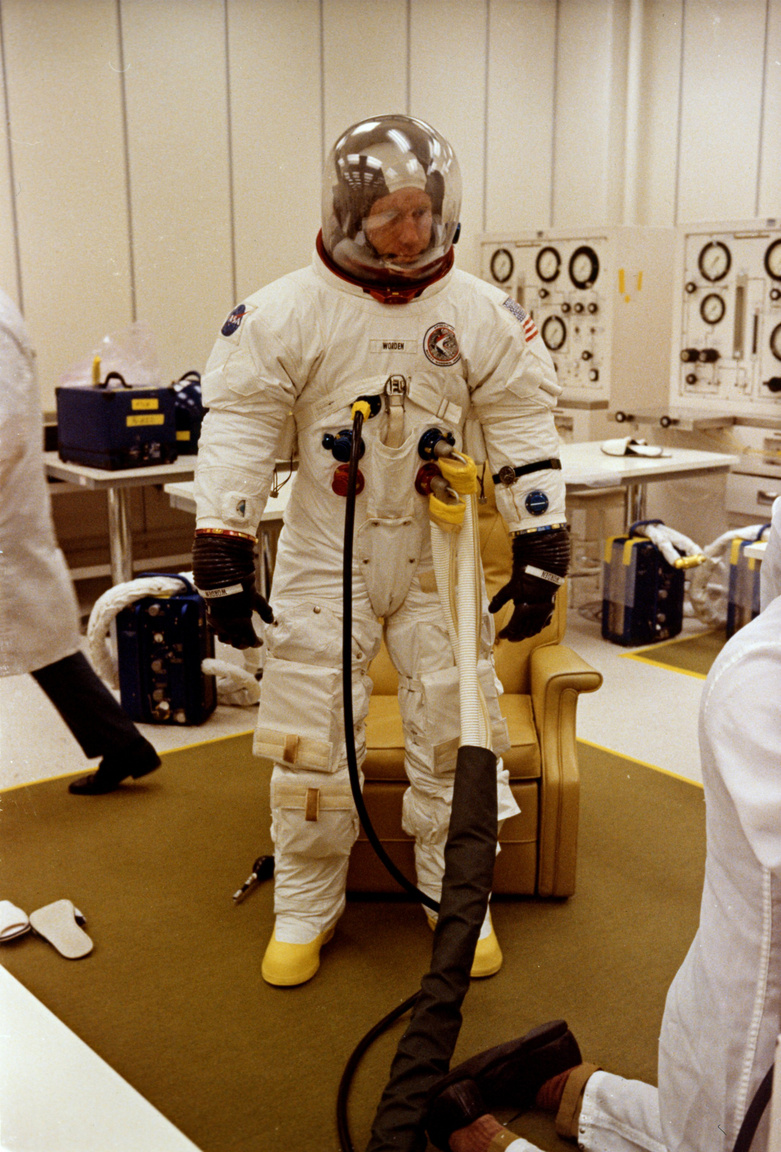 1971. július 26.: az utolsó ellenőrzések Worden szkafanderén, a Kennedy Űrközpontban, az Apollo-15 küldetés startja előtt.