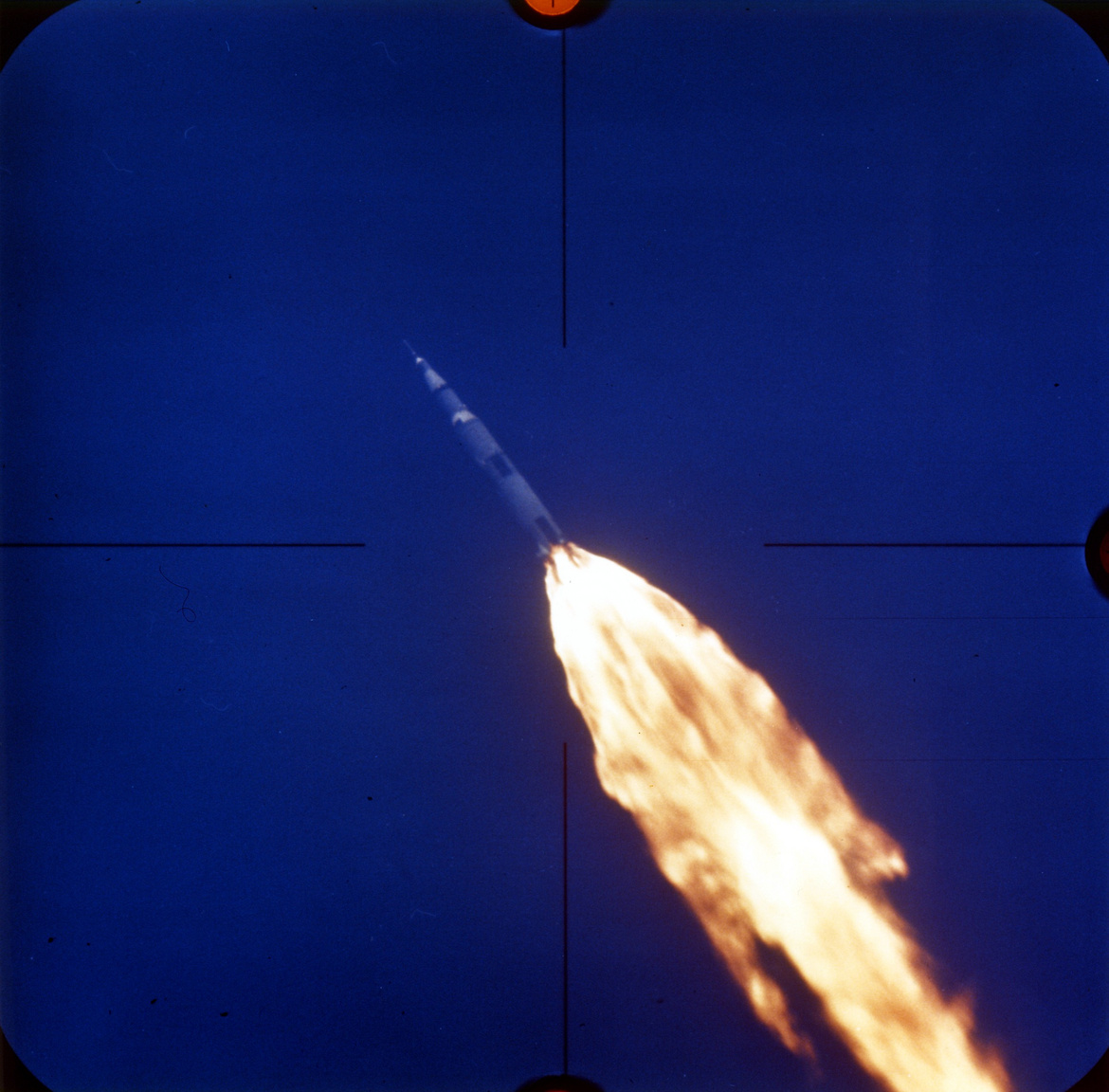 Wordenék rakétája nagyjából tíz perccel a start után, még az első gyorsítófokozat leválása előtt, az egyik követőkamera képén.