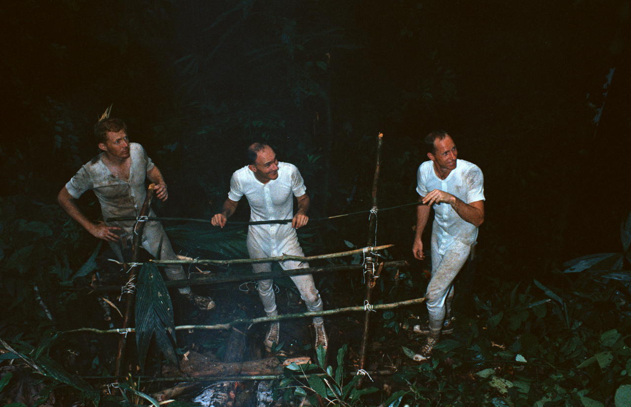 1967. június 12. Worden (jobb szélen) túlélőtúrán a panamai dzsungelben. Bal szélen Stuart A. Roosa, az Apollo-14 küldetés leendő parancsnokimodul-pilótája, középen Vance Brand, az Apollo-Szojuz küldetés parancsnokimodul-pilótája.
