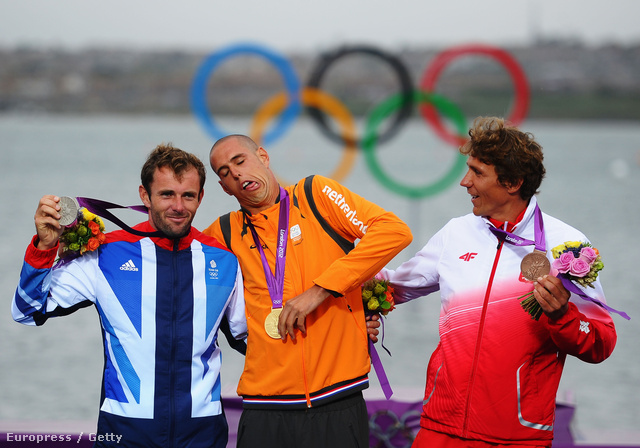 Pityókásan. (balról jobbra: Nick Dempsey brit, Dorian Van Rijsselberge holland és Przemyslaw Miarczynski lengyel windszörfösök)