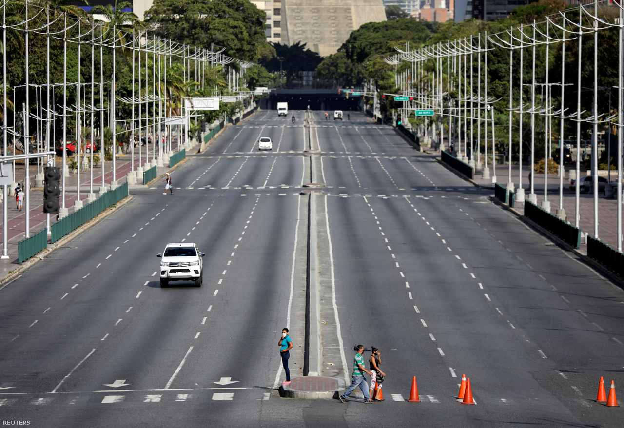 Ilyen volt Caracasban a Bolivar sugárút március 20-án. A szinte polgárháborús állapotok közt kormányzó Nicolas Maduro elnök múlt hétfőn terjeszette ki a karantént az egész országra.
                        
