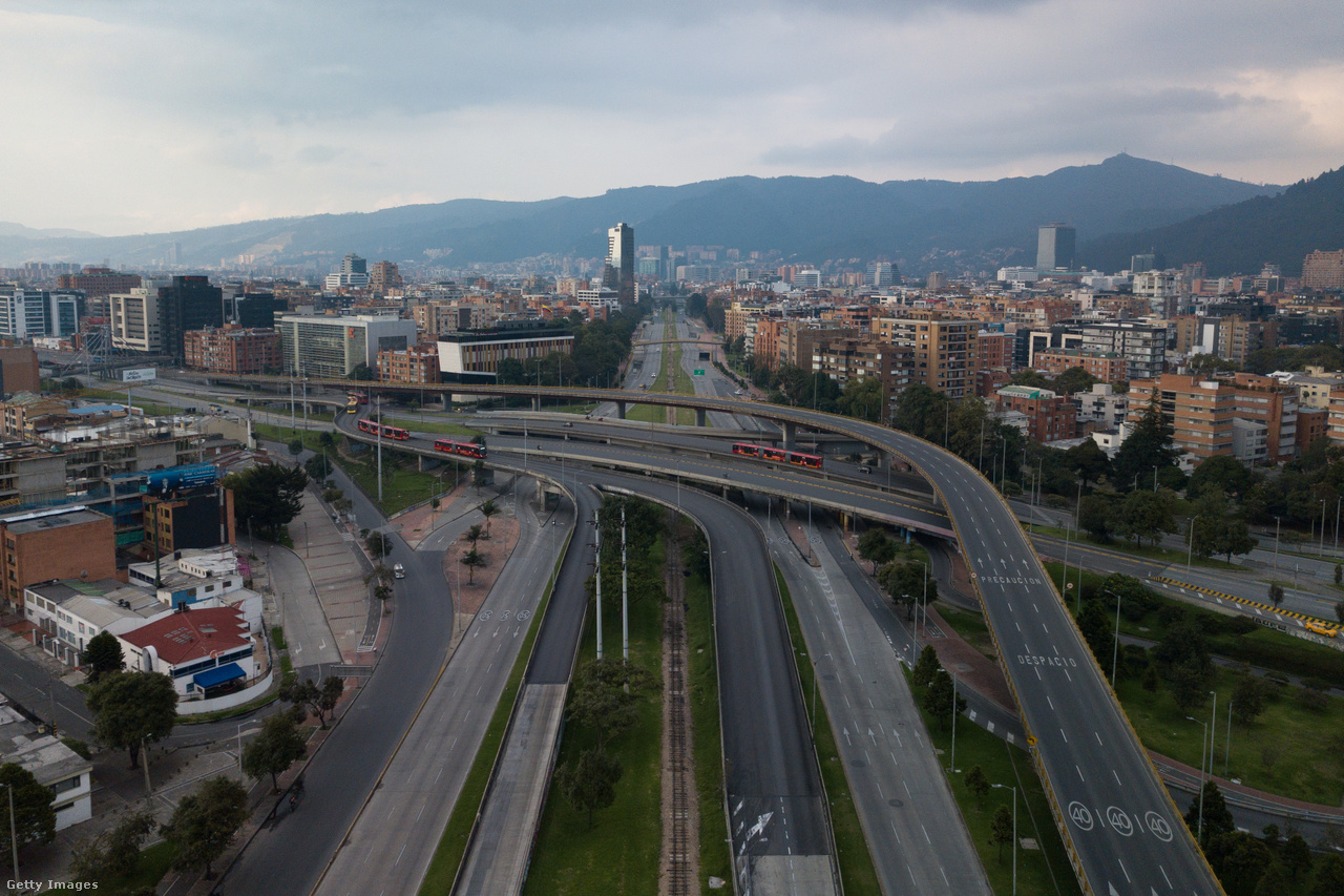 Így festett Bogota, Kolumbia fővárosa március 19-én. Ekkor még csak hatóságilag elrendelt próbavesztegzár volt, gyakorlat a majdani tényleges kijárási tilalomra, ami kedd éjféltől lépett életbe. 