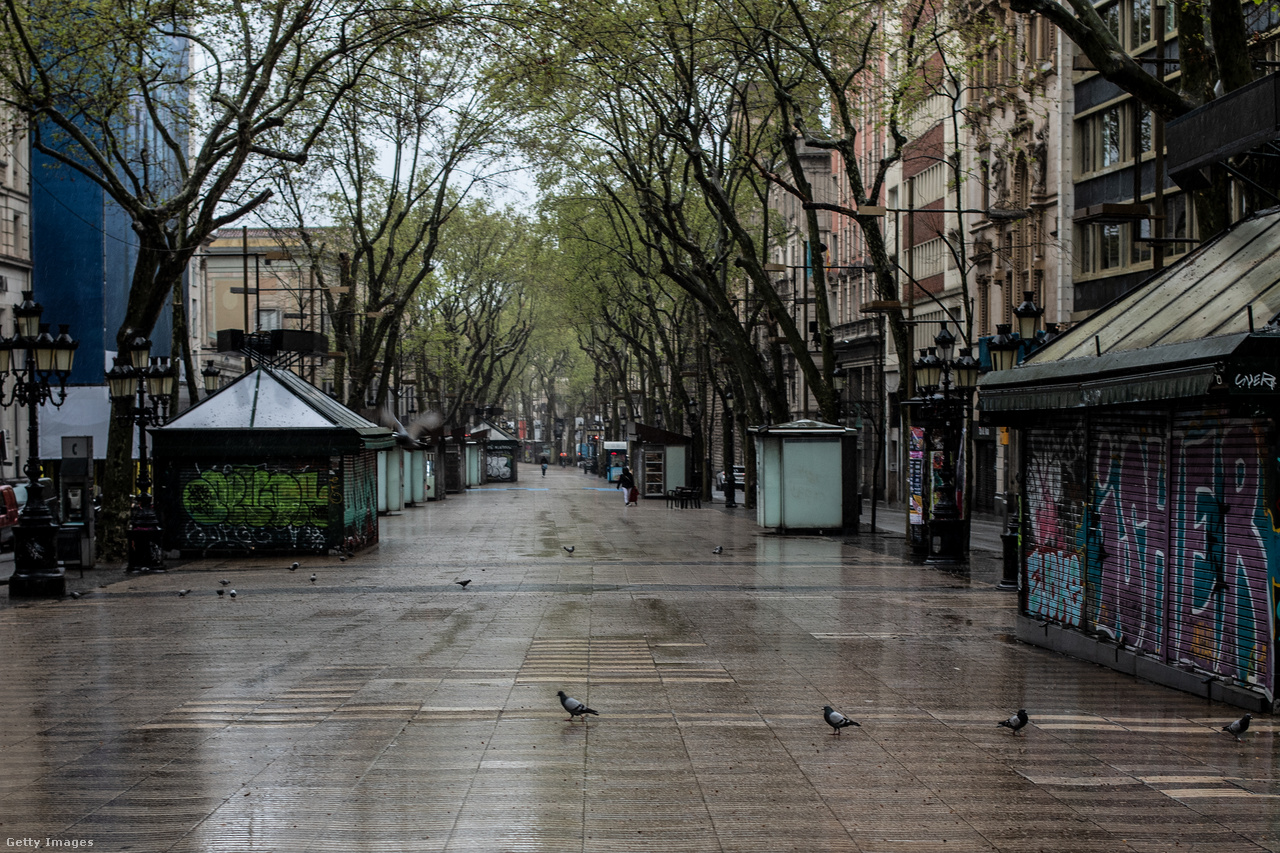 A galamboké Barcelona leghíresebb utcája, a La Rambla március 23-án. A spanyol miniszterelnök, Pedro Sanchez előző nap jelentette be, hogy április 15-ig meg akarja hosszabbíttatni a kormány a vészhelyzetet a parlamenttel. A legszükségesebbeken túl minden kereskedelmi tevékenység és a közlekedés is leállt, az embereknek otthon kell maradniuk.