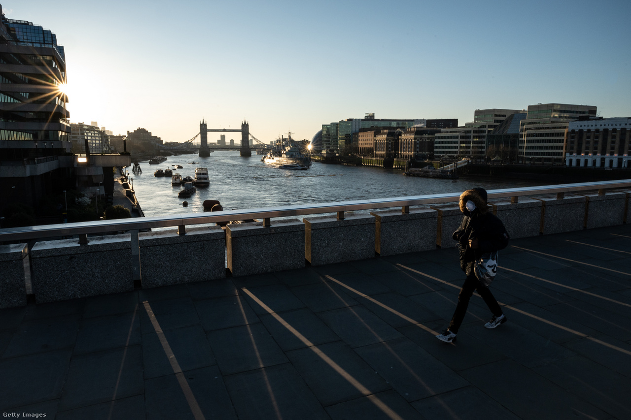 A London Bridge-en egy átlagos napon úgy 40 ezer ember kel át  a Temze felett. Ez a fotó március 23-án, hétfőn készült. Boris Johnson miniszterelnök ennek a napnak az estéjén jelentette be az igazán szigorú intézkedéseket, már csak a legszükségesebb esetekben engedve meg az utcára lépést, ezzel teljessé téve a fordulatot az eleinte nyájimmunitáson gondolkozó briteknél. Az országban eddig több mint 400-an haltak meg a koronavírus következtében.