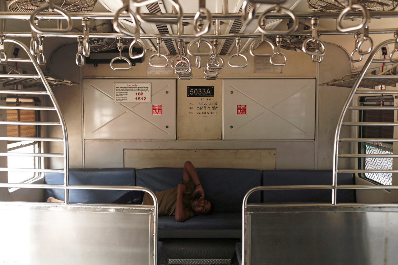 Vasúti dolgozó telefonál egy üres vasúti fülkében az indiai Mumbaiban március 23-án, miután leállították a vonatközlekedést a koronavírus terjedésének lelassítása érdekében.
                        