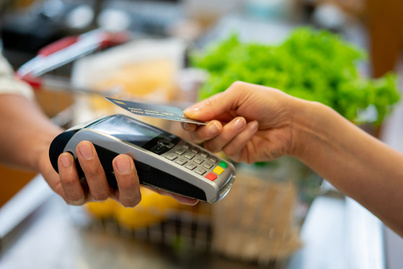 Fontos változás jön a bankkártyás fizetésnél: a járvány miatt vezetik be