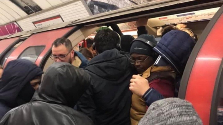 Zsúfolásig tömve a londoni metró a súlyos kijárási korlátozások után is