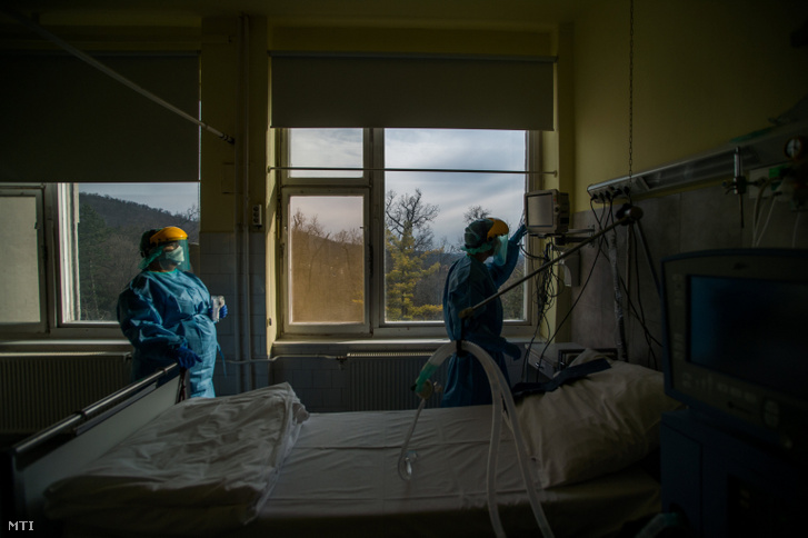 Védőfelszerelést viselő ápolók egy lélegeztetőgépet ellenőriznek a koronavírussal fertőzött betegek fogadására kialakított egyik osztályon az Országos Korányi Pulmonológiai Intézetben 2020. március 24-én.