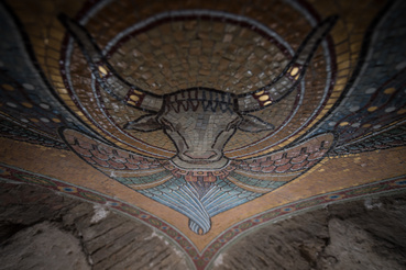 A Szentlélek eljövetel mozaik jelenleg fel van állványozva, a kiszárításra vár. Így közelről is le lehetett fotózni Lukács evangélista szimbólumát