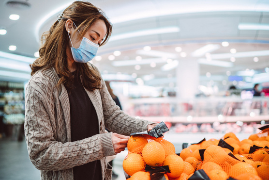 Terjed-e a koronavírus a rendelt ételekkel vagy a boltban összefogdosott gyümölcsökkel?