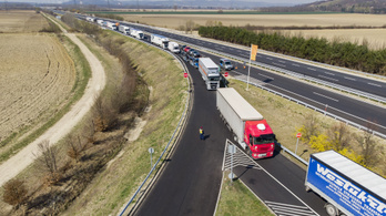 Piros karanténpapírt kap a határon az összes magyar kamionsofőr