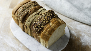 Még sosem sütöttél kenyeret? Itt egy egyszerű bögrés recept, amihez nem kell mérned a hozzávalókat!