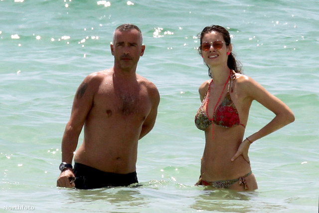 Eros Ramazzotti Miamiben strandol barátnőjével, Marica Pellegrinellivel