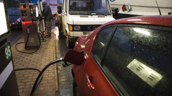 Szerdán újabb 8 forinttal csökken a benzin ára