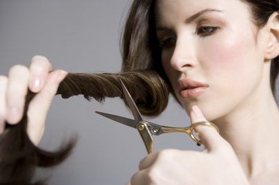 Videós segítség otthoni hajvágáshoz: szabályos és rendezett lesz így a frizurád