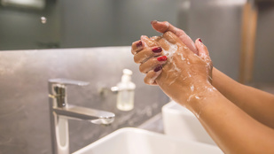 Melyik a hatásosabb, a szappan vagy a kézfertőtlenítő?