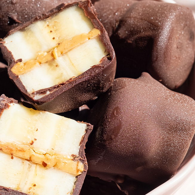 A legegyszerűbb sütés nélküli desszert: mogyorókrémes banánkarika csokival bevonva