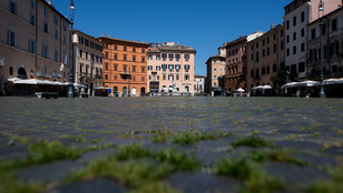 Kisarjadt a fű Róma egyébként élettel teli terén, annyira kevés az ember az utcákon