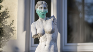Európa-szerte maszkosítják a köztéri szobrokat