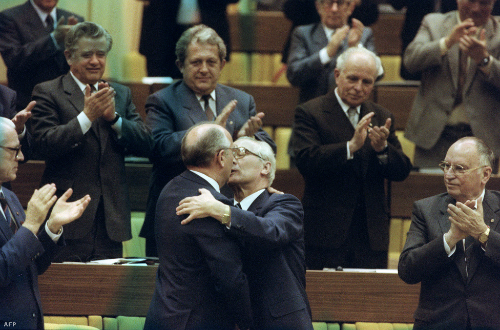 Egy fiatalabb szovjet pártfőtitkár, a csók a régi, de a viszony a kezdetektől fagyos volt. Gorbacsov számára kínos volt Honecker vonalassága, nem tudta változásokra kényszeríteni. 
