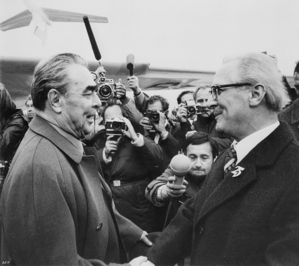 A nagy mentort, Brezsnyevet üdvözli 1974 októberében a berlini reptéren. 