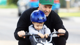 Cukiság: Enrique Iglesias kéthónapos kislányát táncoltatja, Jason Statham kisfiával motorozik