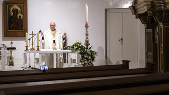 Hívek nélkül tartotta meg Erdő Péter a húsvéti szentmisét a Bazilikában a koronavírus miatt