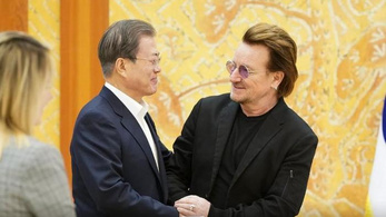 Bono a dél-koreai elnöktől kér segítséget a koronavírus miatt