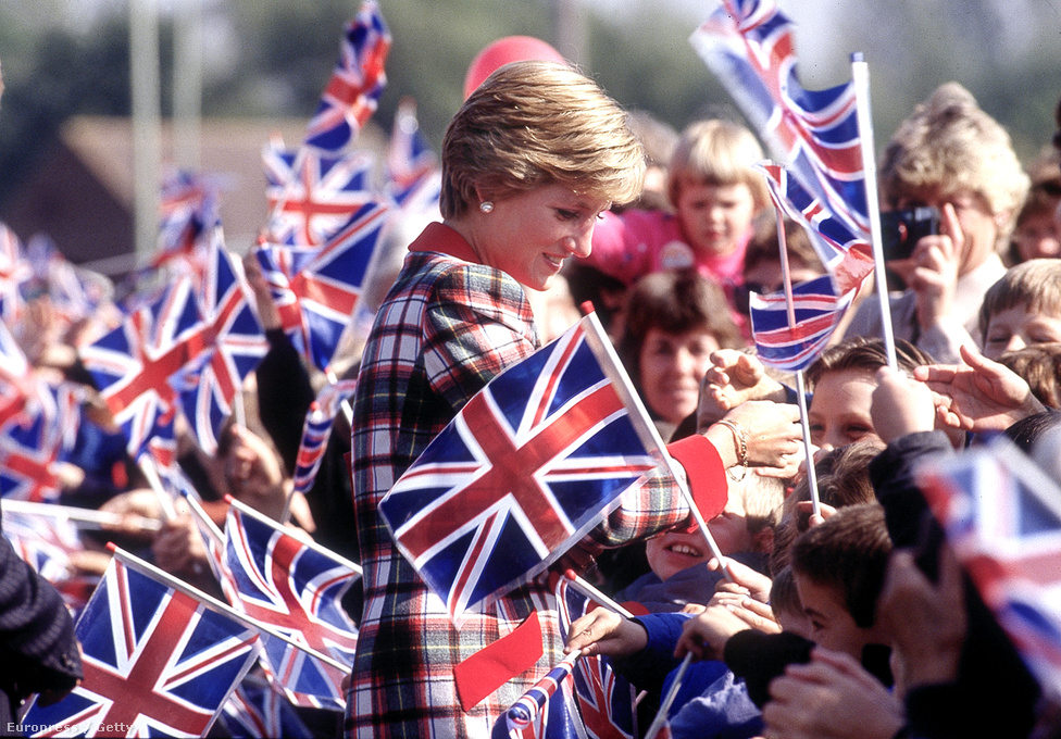 1990-es devoni látogatása során Dianát újra gyerekek hada fogadta. A Catherine Walker által tervezett ruha azt sugallja, mintha a hercegnő szándékosan öltözött volna össze a több száz apró brit lobogóval.