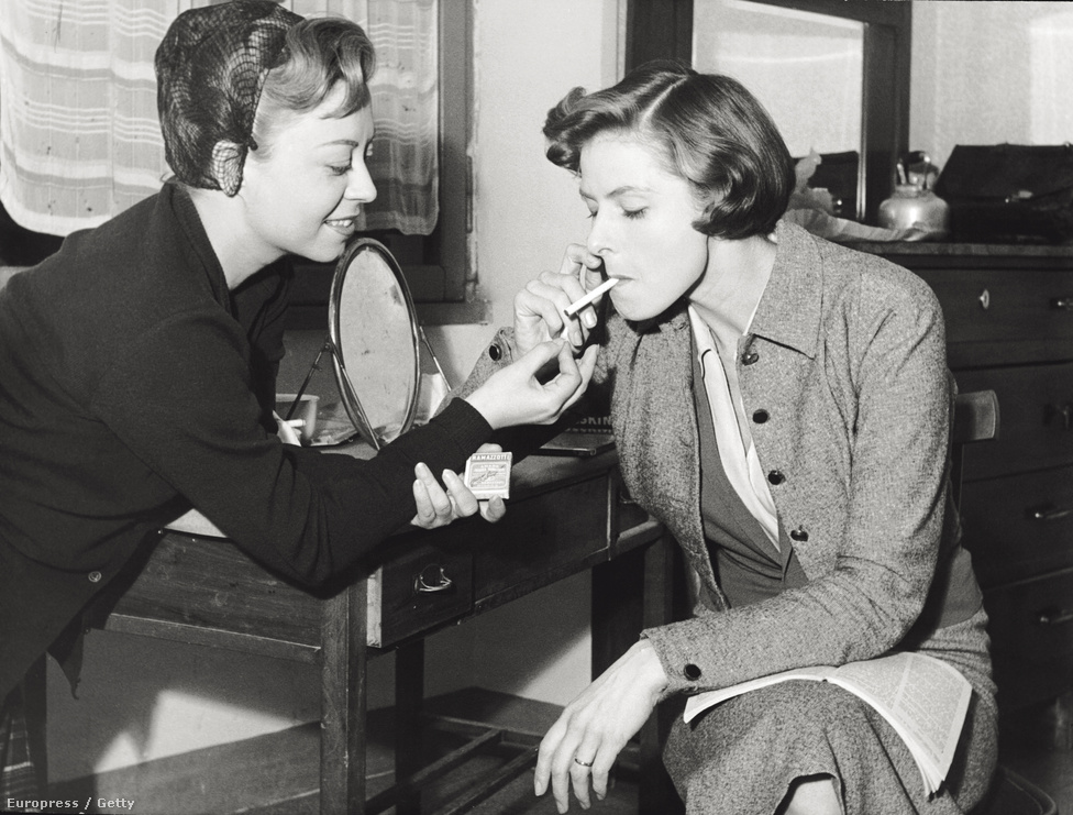 Rossellini 1949 és 1955 között öt filmet is forgatott Ingrid Bergmannal, ezek között volt az 1952-es Europa '51 (a filmet The Greatest Love címen is szokás emlegetni). Rossellini ötvenes évekbeli munkái a francia új hullámos rendezők példaképei lettek. A képen az olasz színésznő, Giulietta Masina kínálja cigarettával Ingridet. 