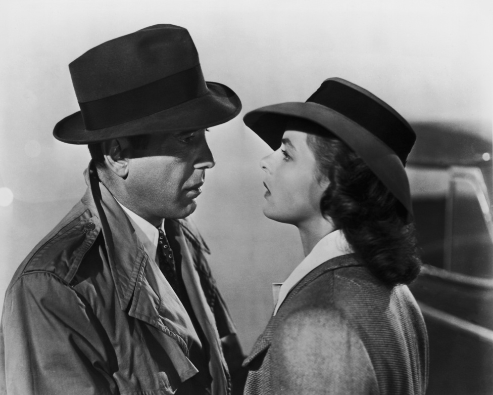 Humphrey Bogart és Ingrid Bergman máig feledhetetlen alakítást nyújtott az 1942-es Casablancában. A filmtörténeti klasszikussá vált alkotást a magyar Kertész Mihály rendezte, művéért Oscar-díjat kapott. A filmet kevesebb, mint egymillió dollárból forgatták, és 3,7 milliós bevételt generált.  