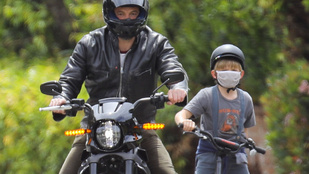Jason Statham után most Ben Affleck is motorozott egyet a fiával