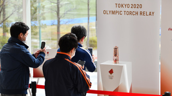 Japánban eldugták az olimpiai lángot
