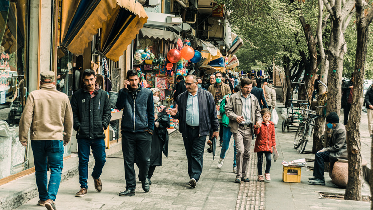 Iránban kinyithatott jó néhány bolt, tömeg lett rögtön